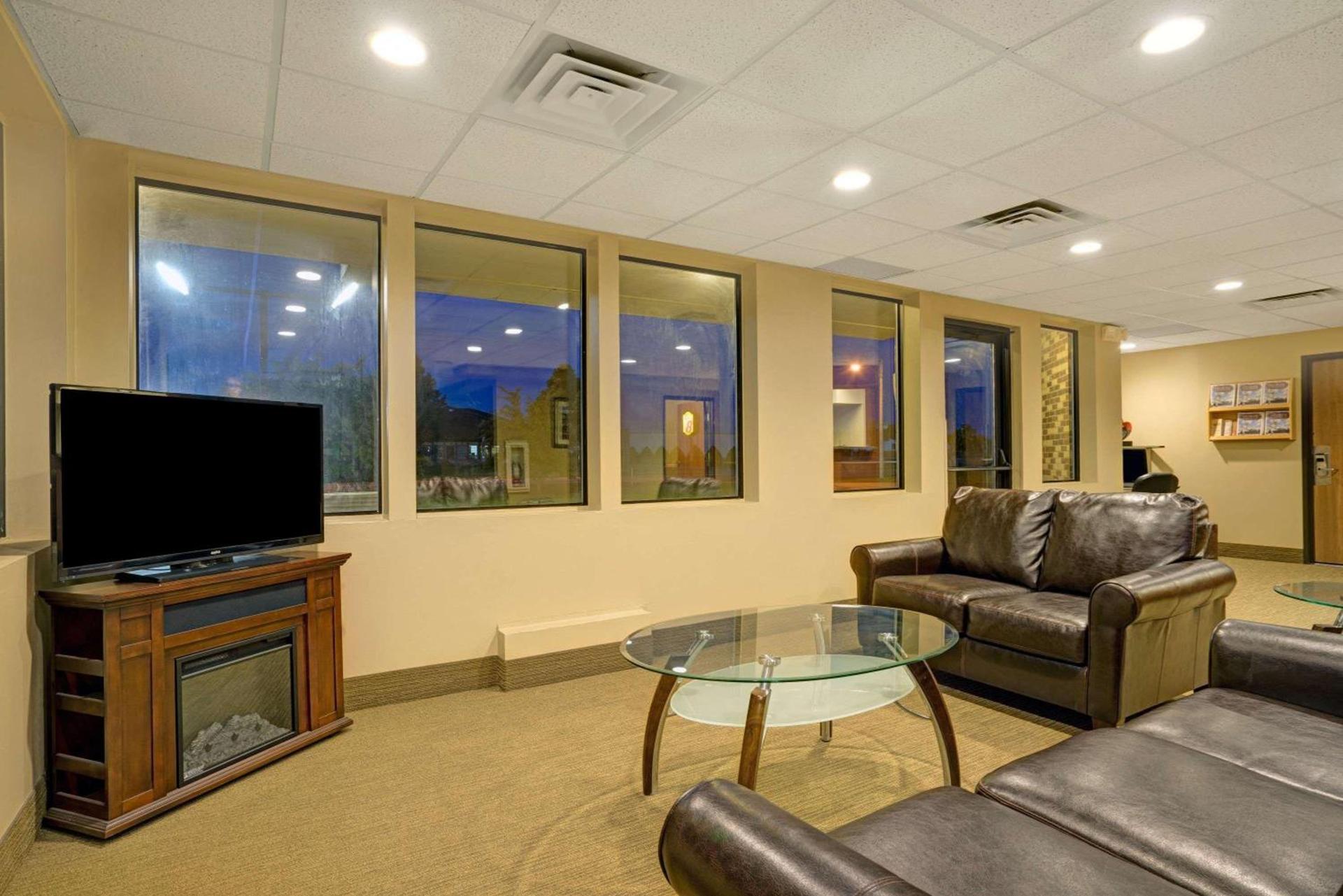Super 8 by Wyndham Melrose photo 4