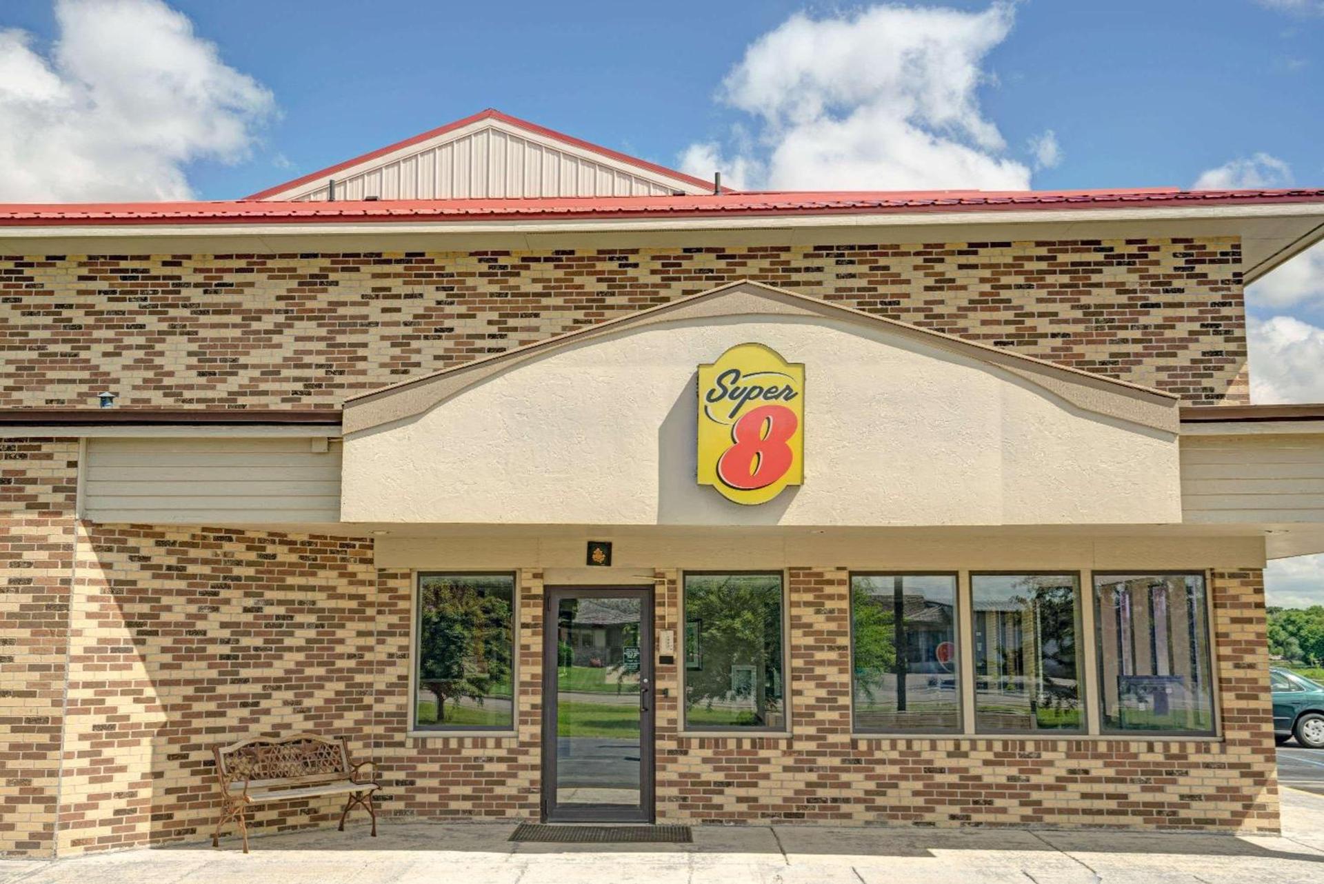 Super 8 by Wyndham Melrose photo 2
