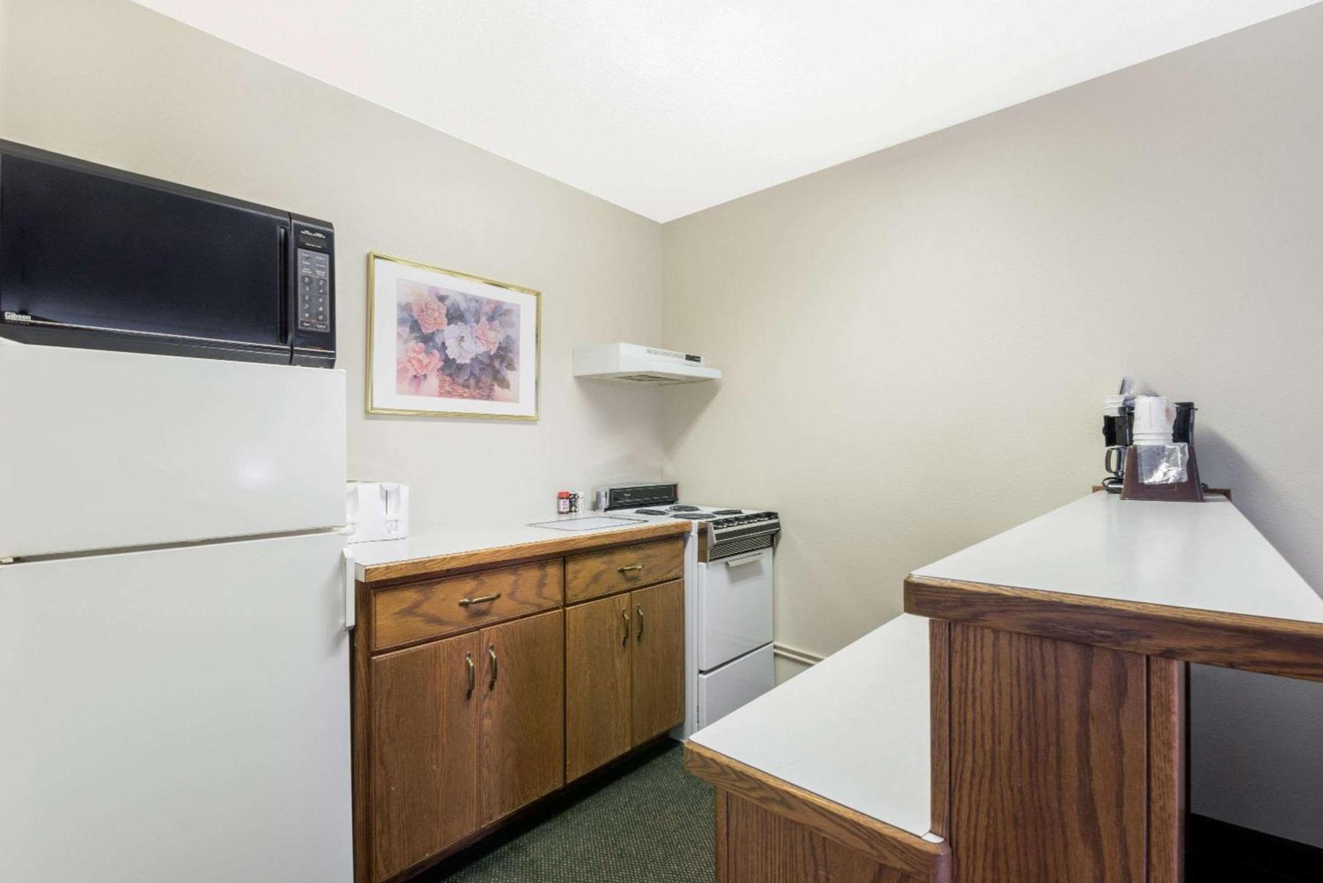 Super 8 by Wyndham Perham photo 11