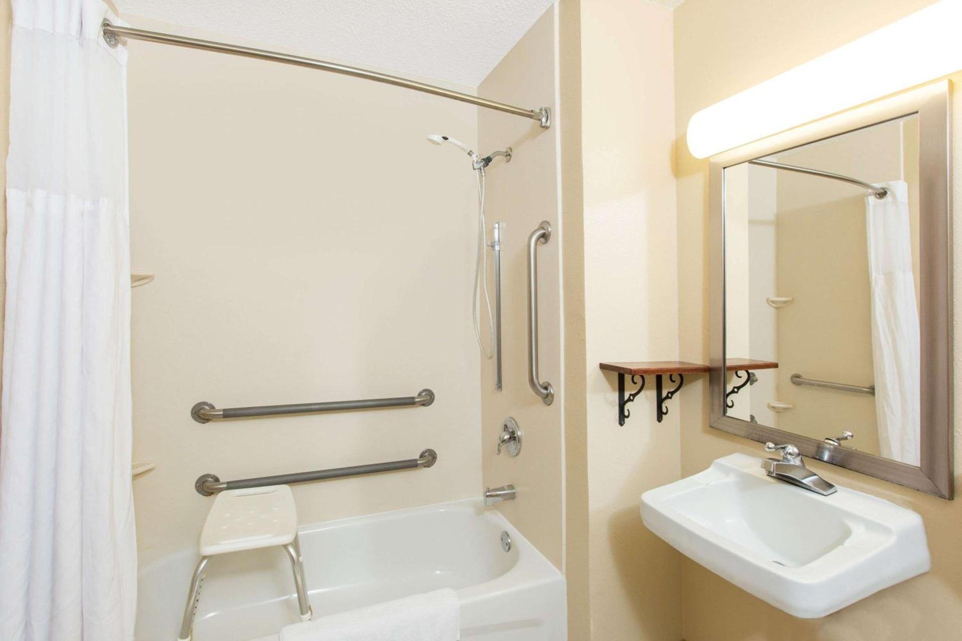 Super 8 by Wyndham Fairmont photo 8