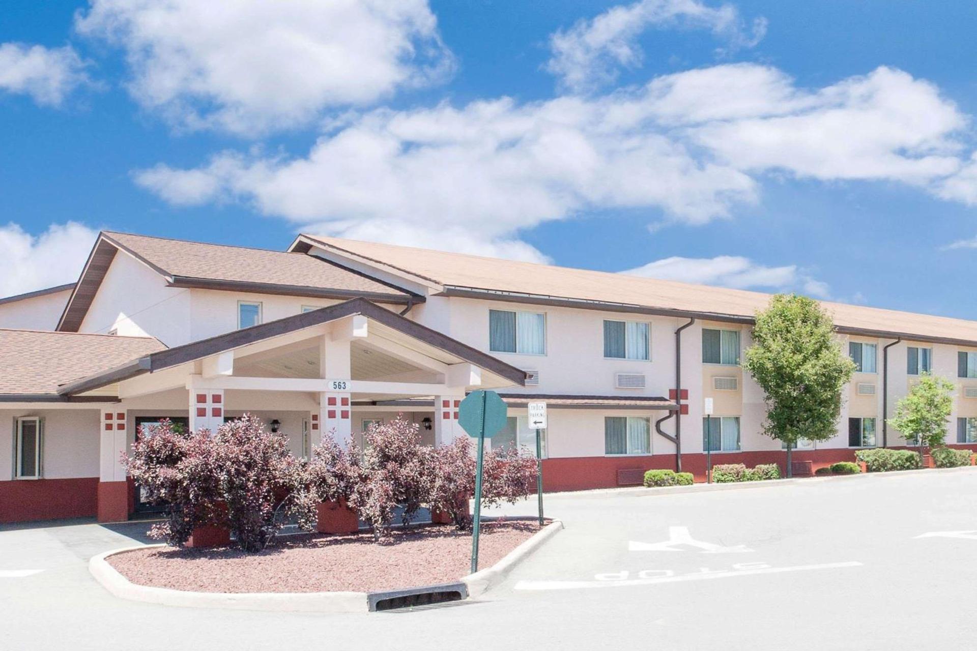 Super 8 by Wyndham Middletown — hotel in Middletown