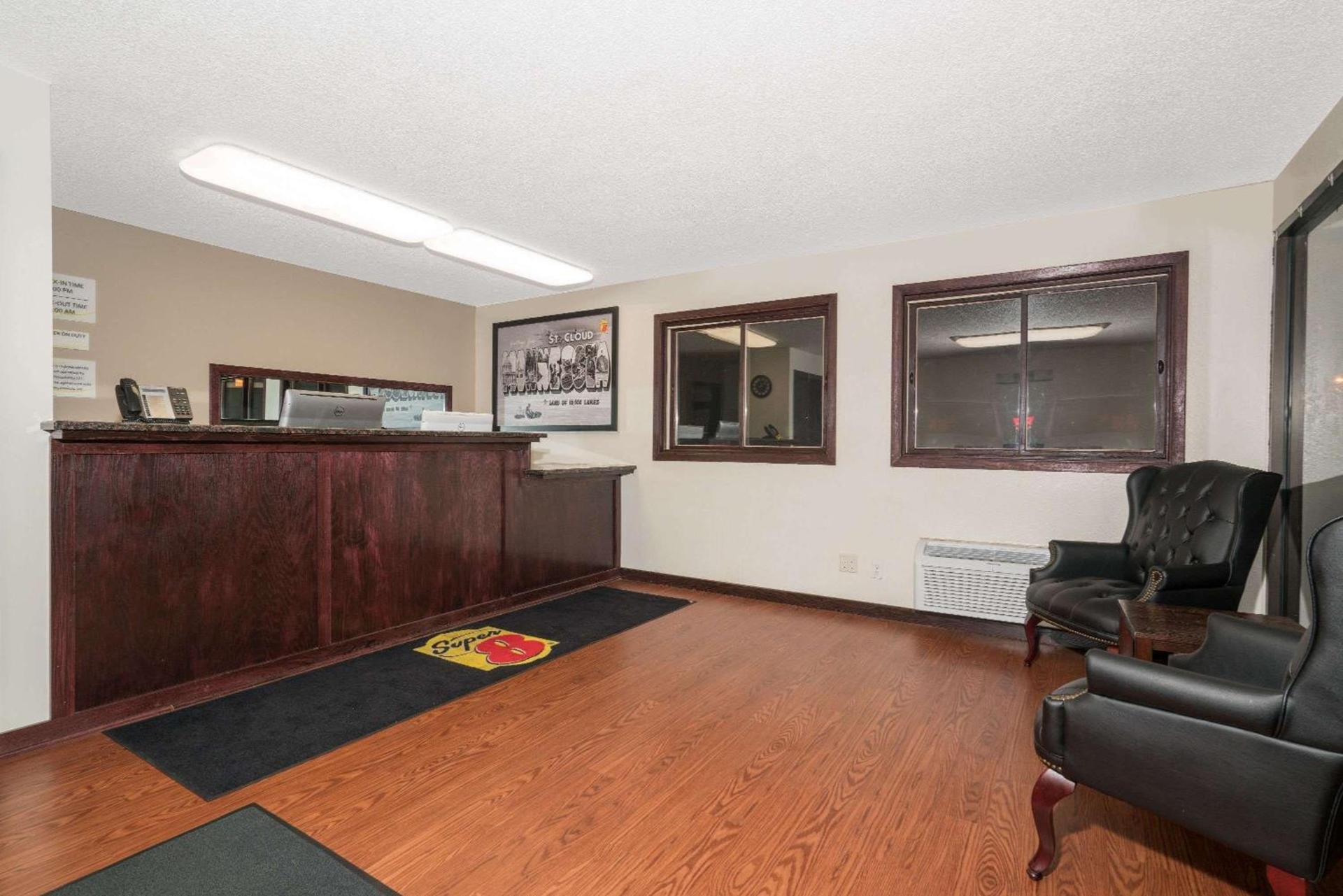 Super 8 by Wyndham St. Cloud photo 2