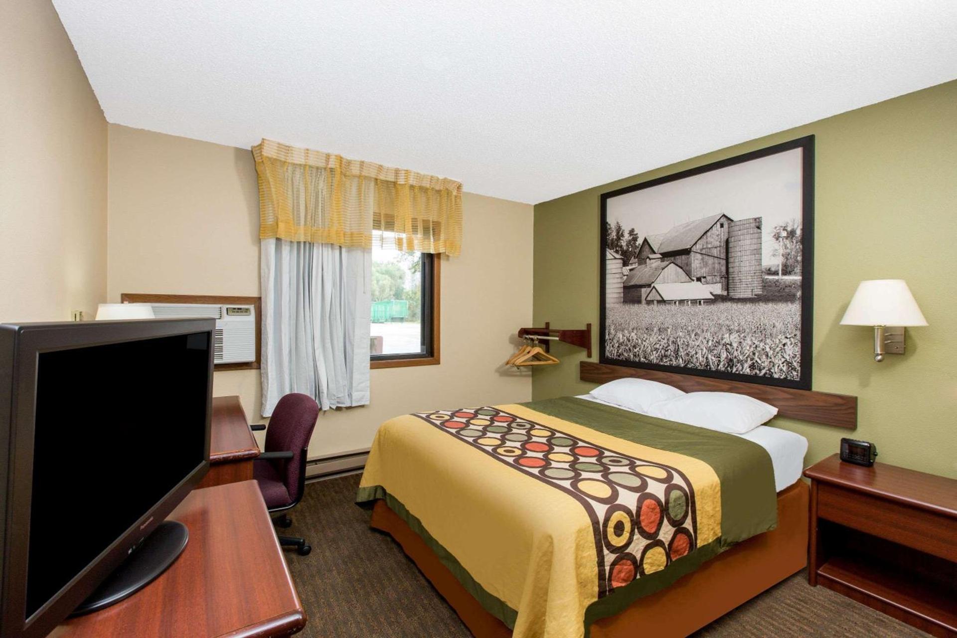 Super 8 by Wyndham Fairmont photo 14