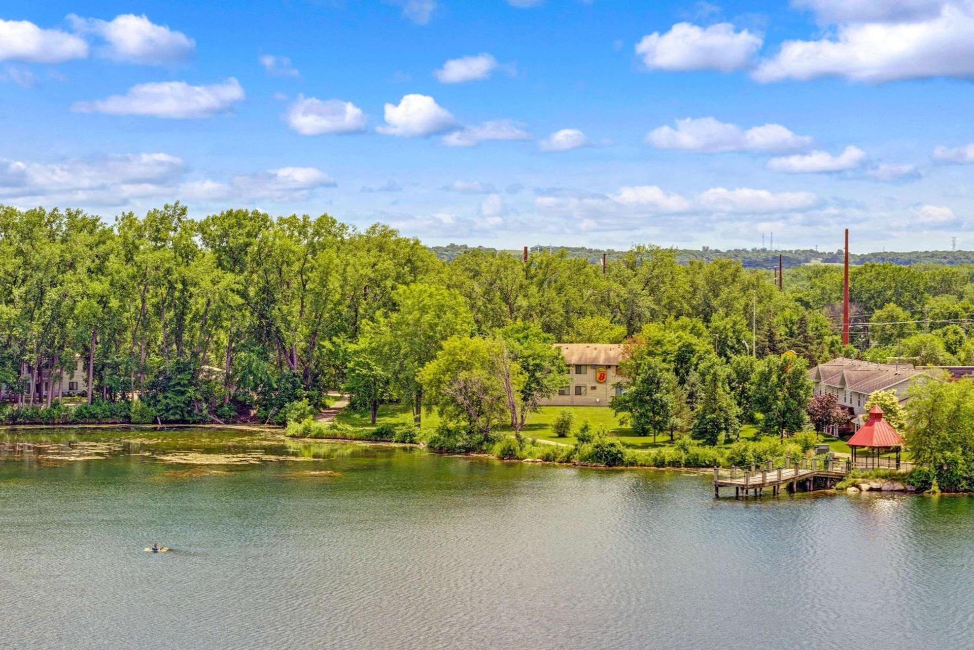 Super 8 by Wyndham Chaska photo 9