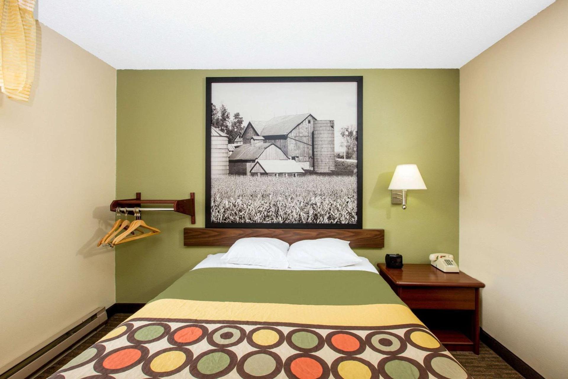 Super 8 by Wyndham Fairmont photo 10