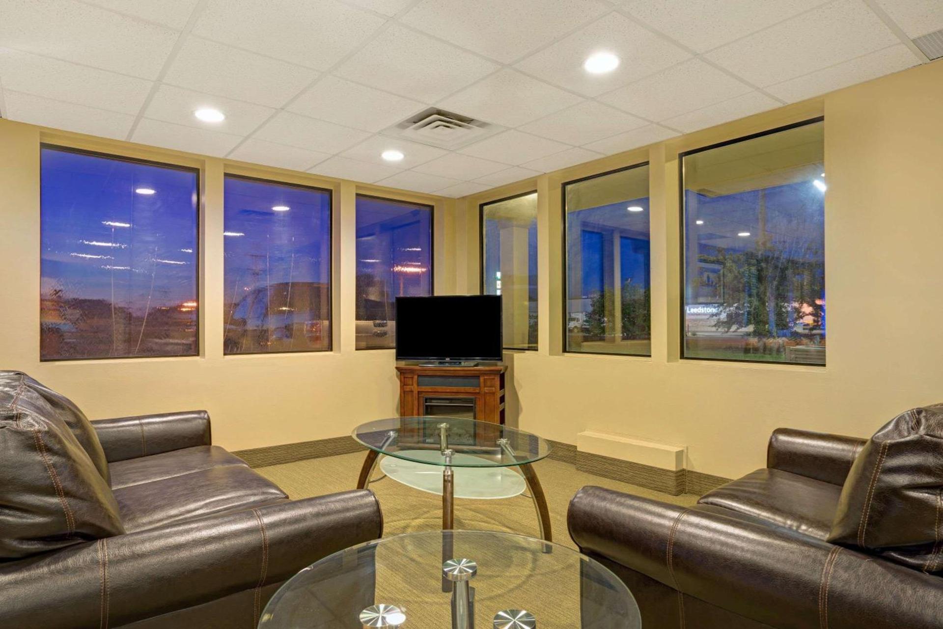 Super 8 by Wyndham Melrose photo 5