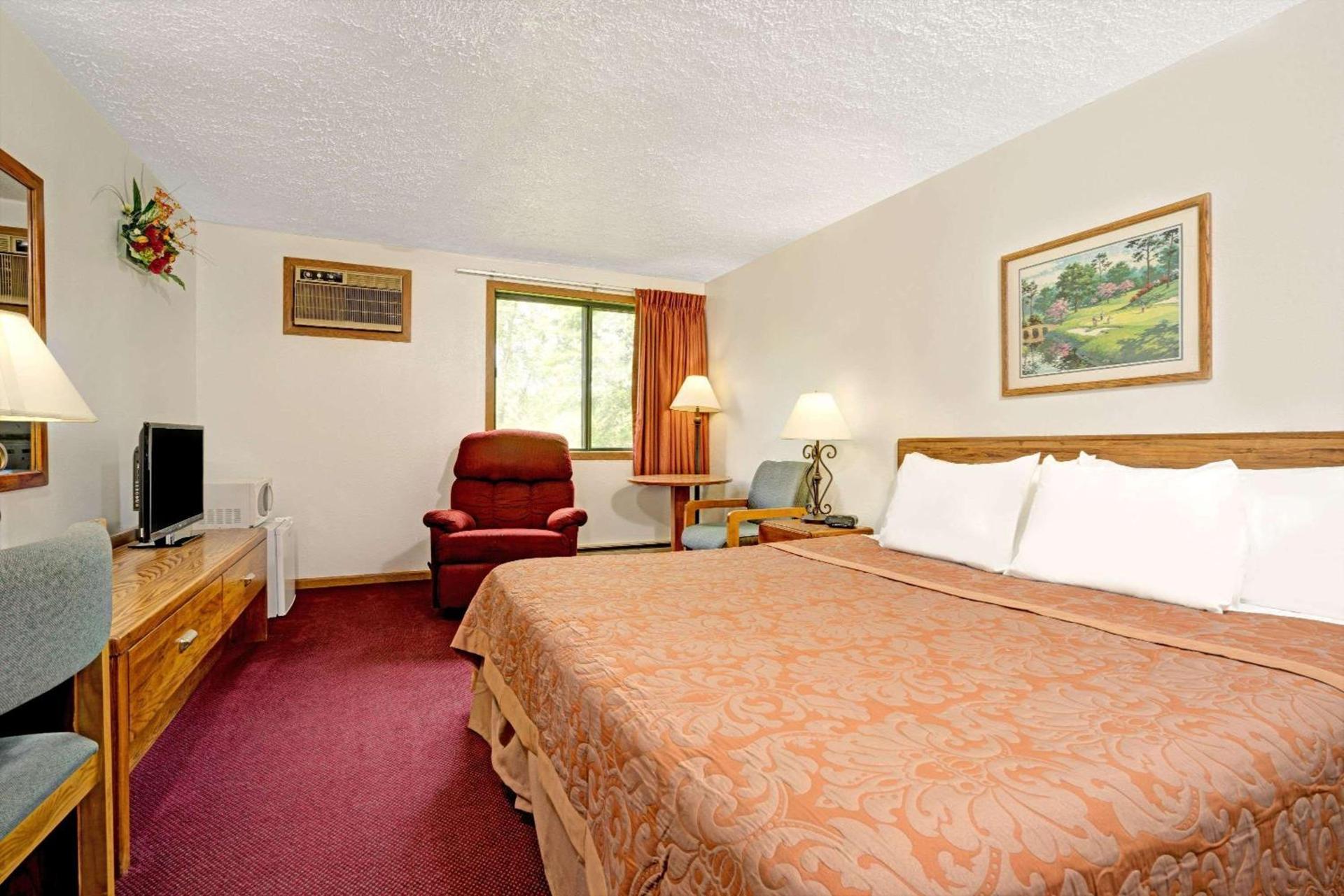 Super 8 by Wyndham Chaska photo 2
