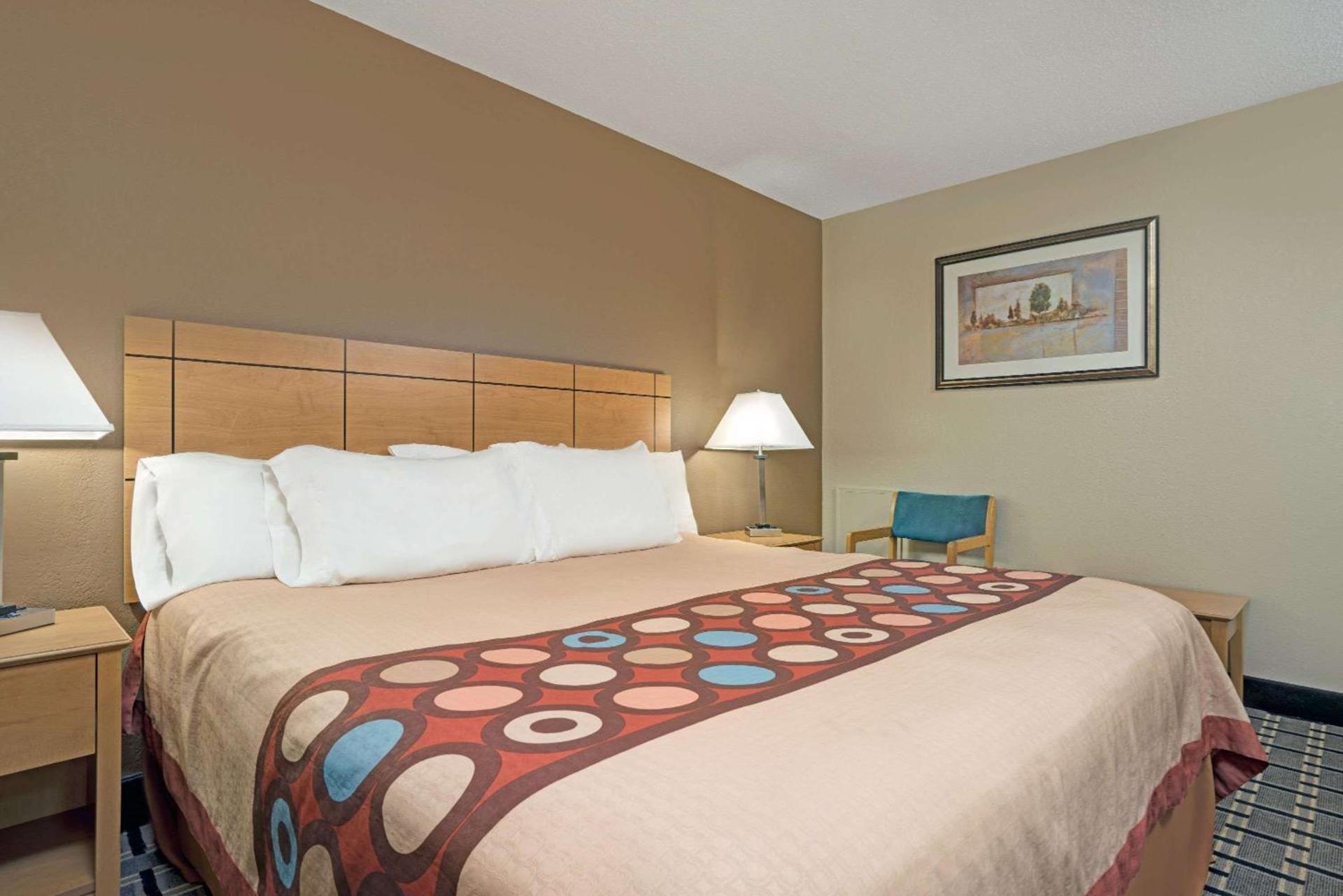 Super 8 by Wyndham Melrose photo 11
