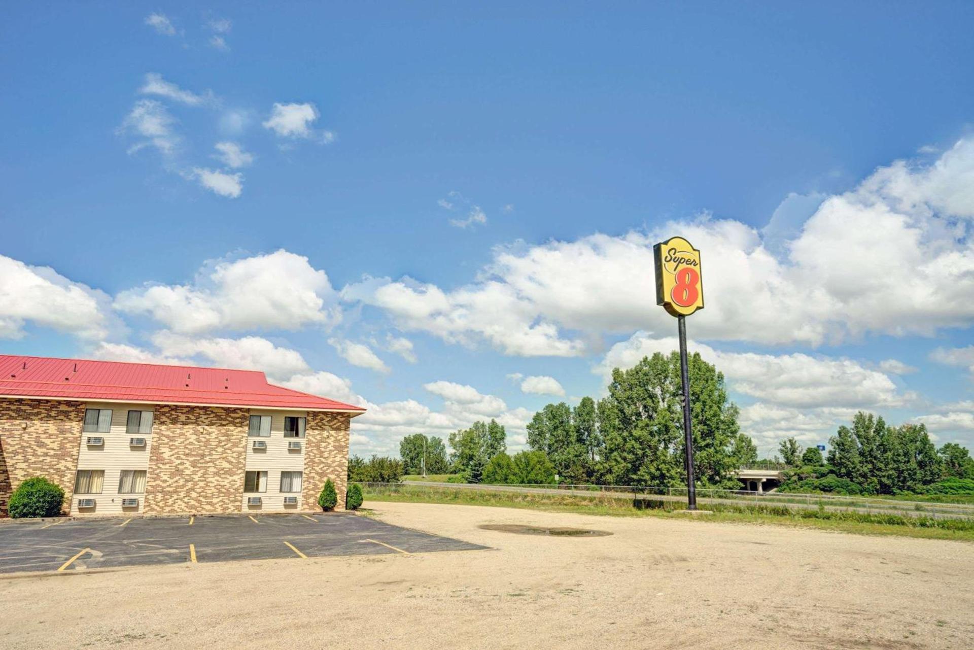 Super 8 by Wyndham Melrose photo 1