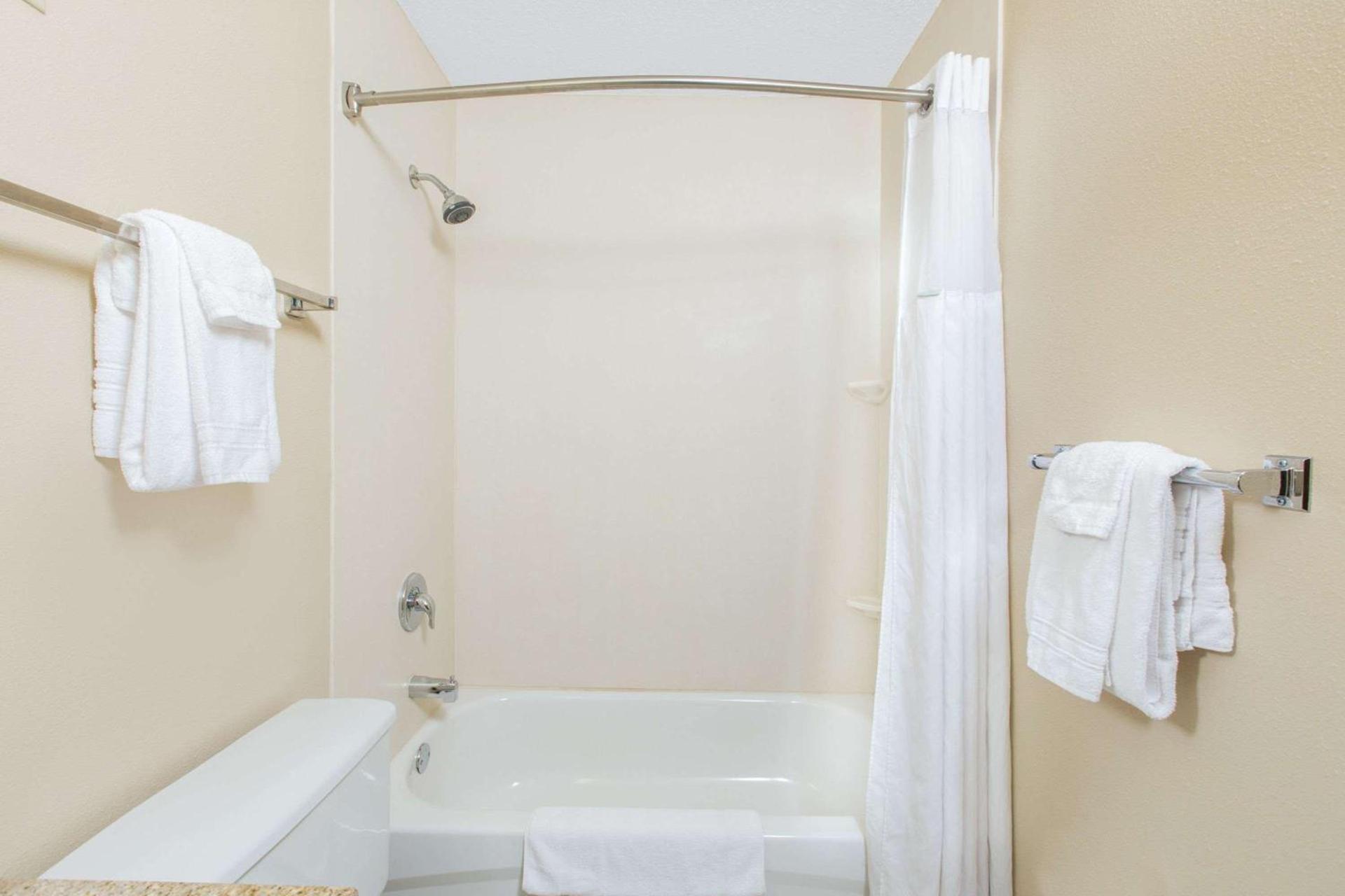 Super 8 by Wyndham Fairmont photo 11