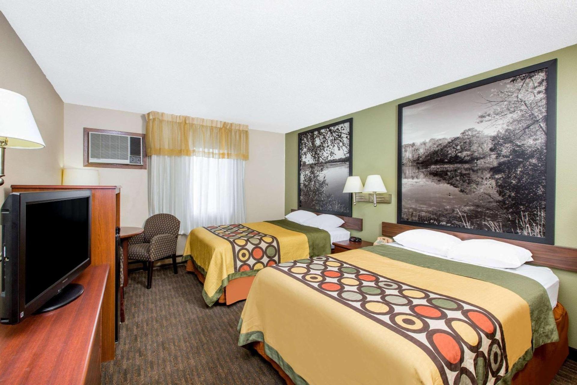 Super 8 by Wyndham Fairmont photo 13