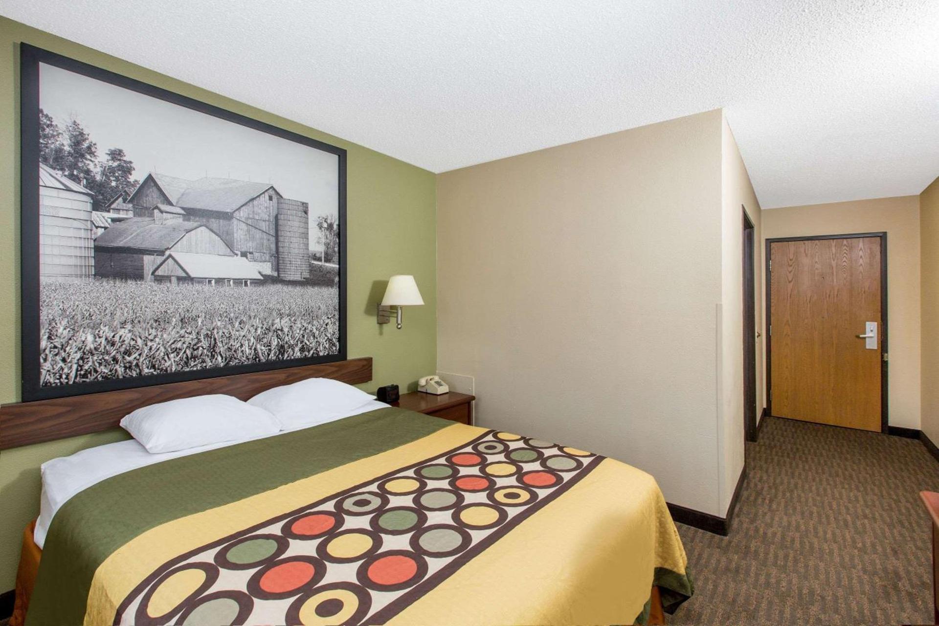Super 8 by Wyndham Fairmont photo 5