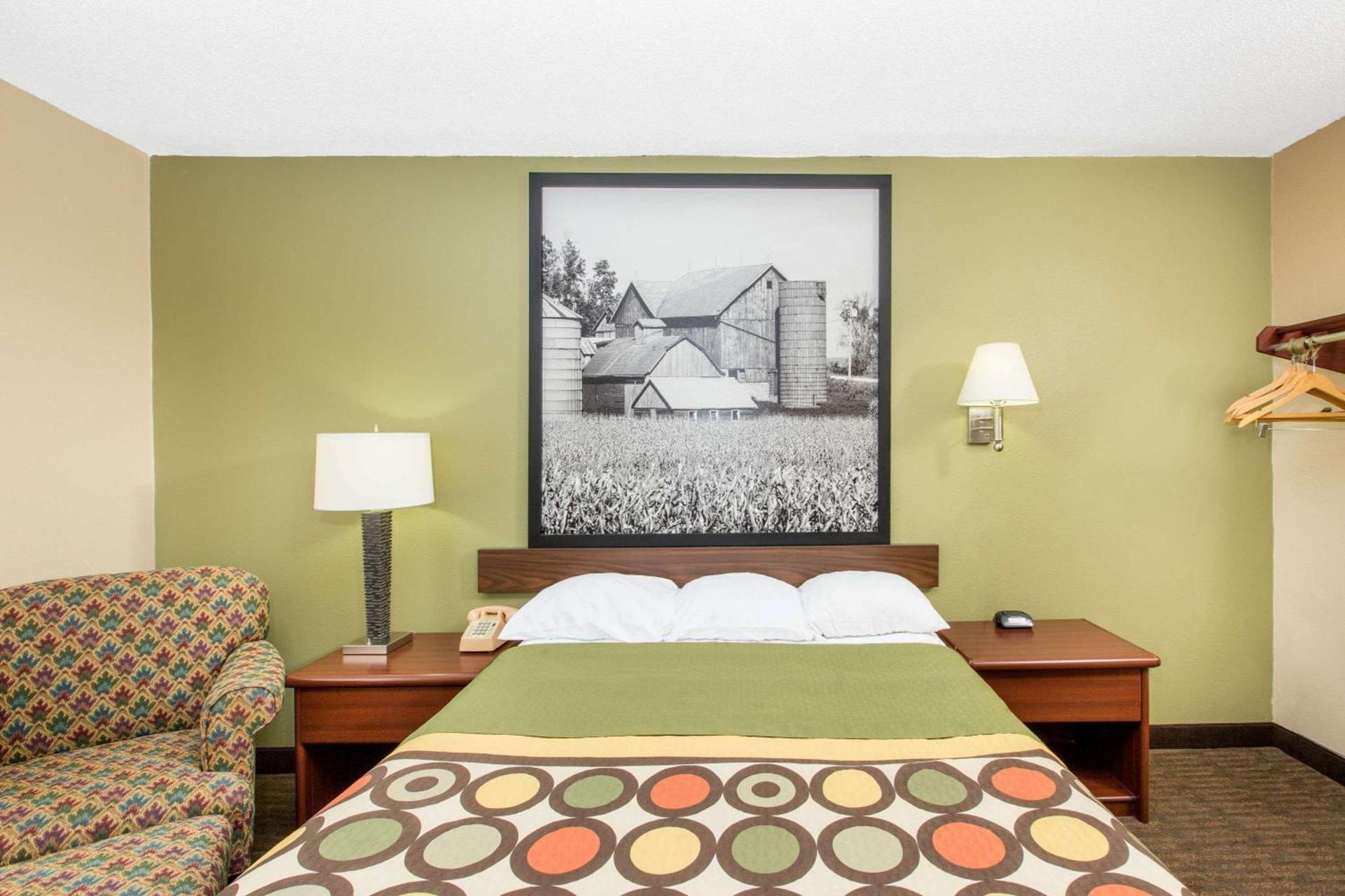 Super 8 by Wyndham Fairmont photo 9