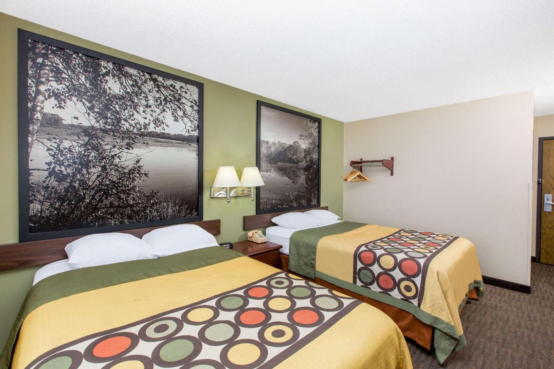 Super 8 by Wyndham Fairmont photo 4