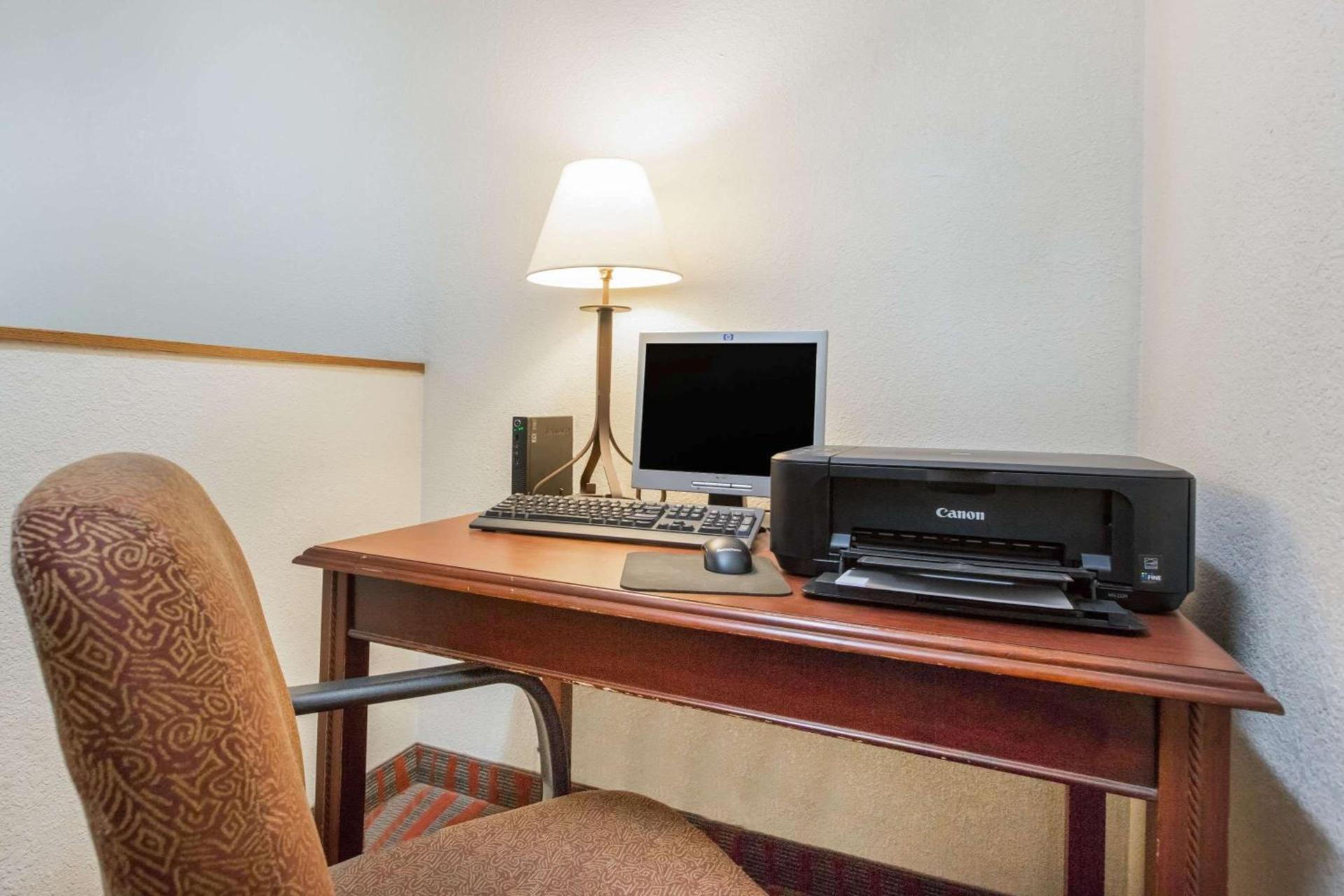 Super 8 by Wyndham Fairmont photo 15