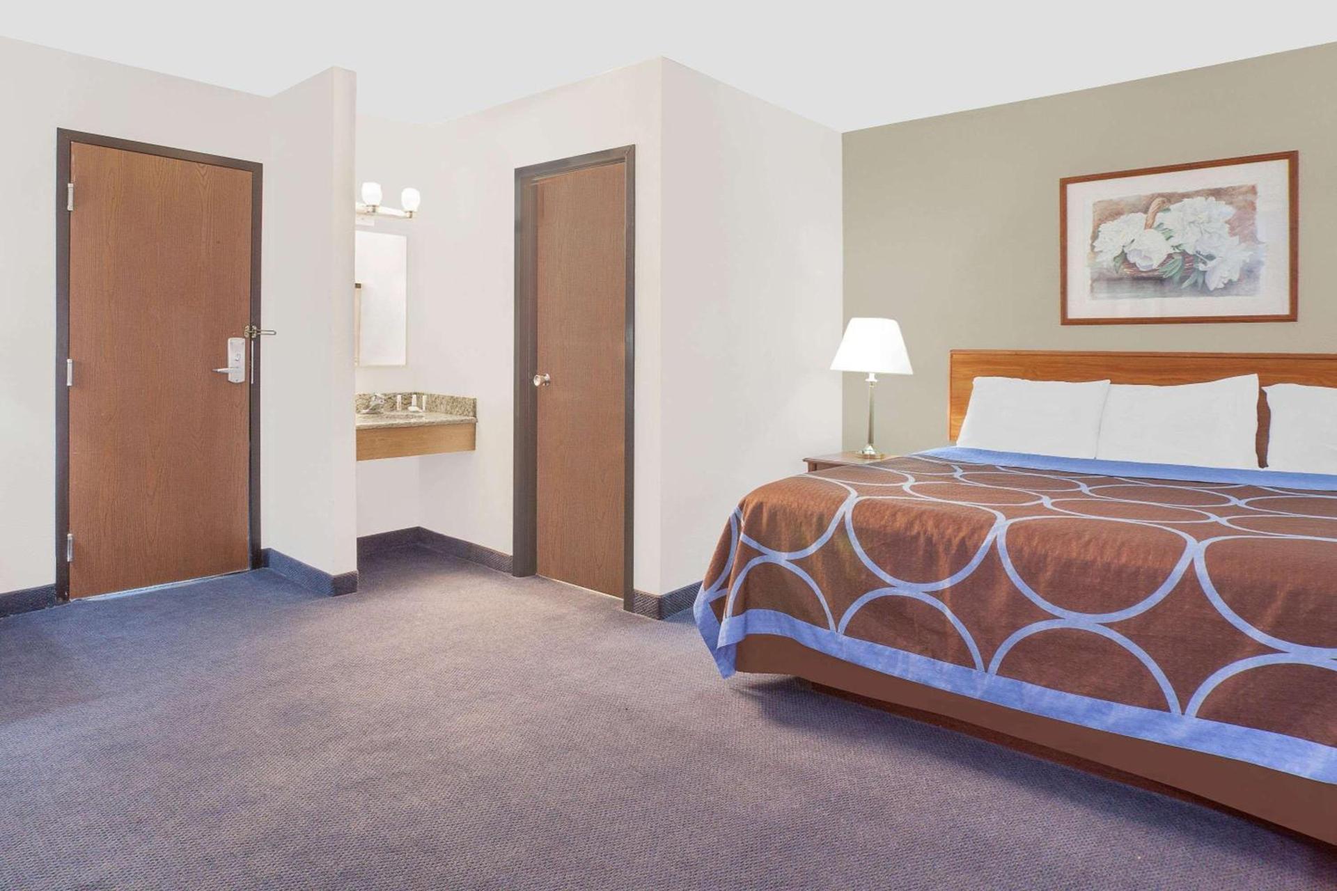 Super 8 by Wyndham Middletown photo 13