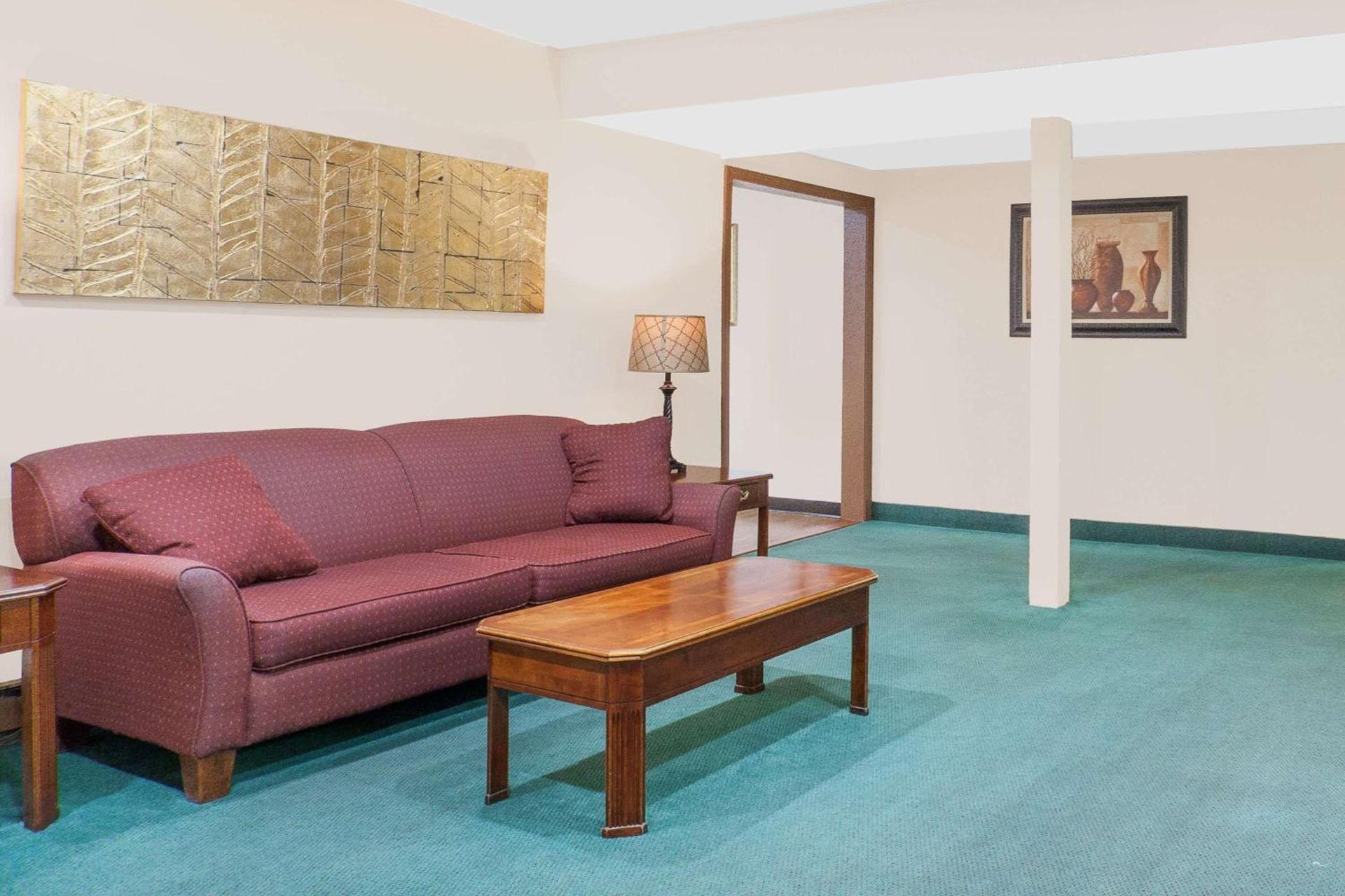 Super 8 by Wyndham Middletown photo 2