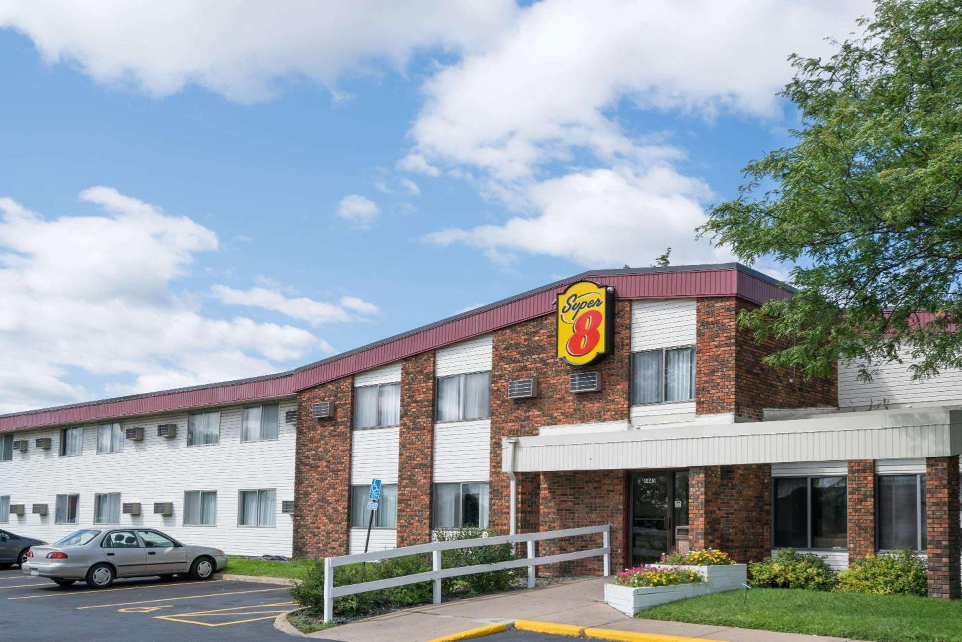 Super 8 by Wyndham Brooklyn Center/MPLS photo 2