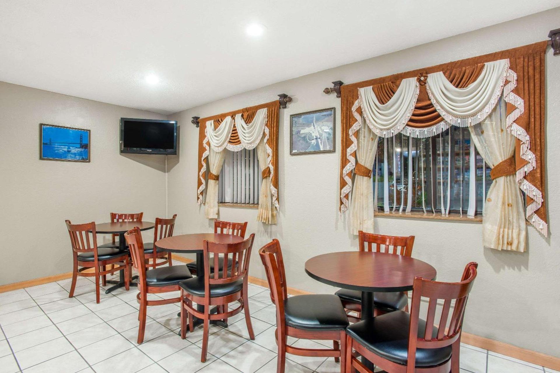 Super 8 by Wyndham Massena NY photo 14