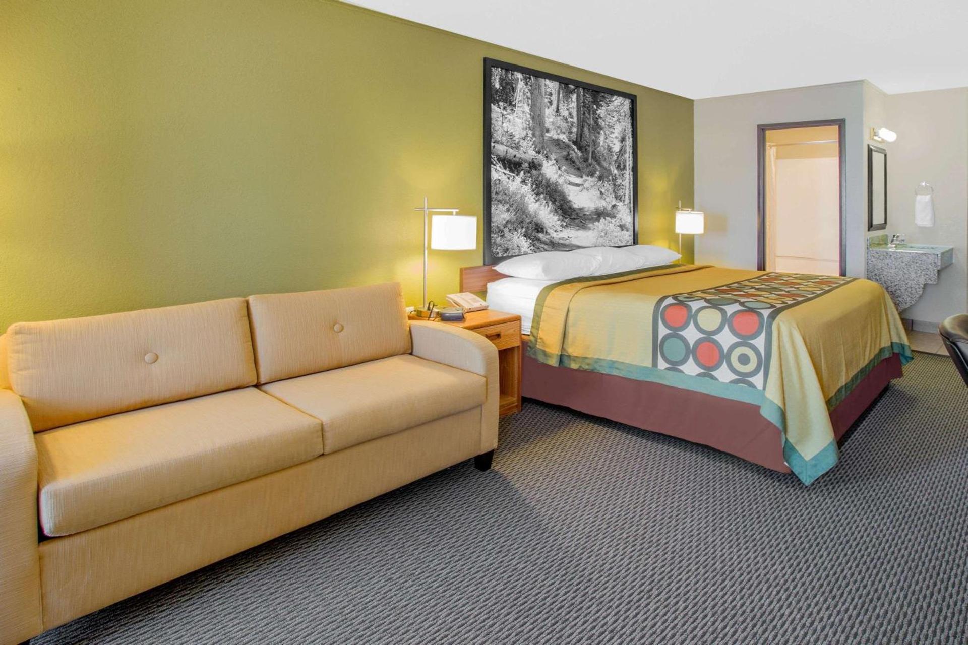 Super 8 by Wyndham Windsor/Madison North photo 12