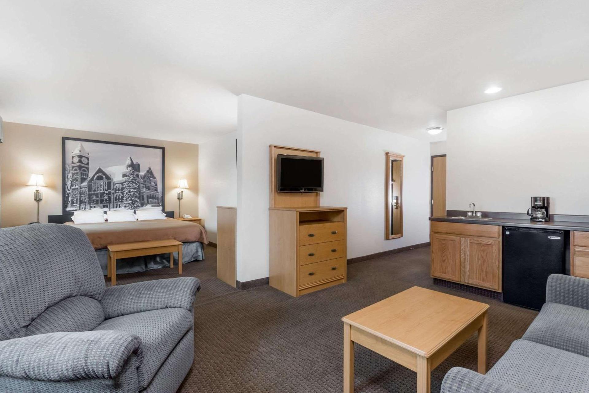 Super 8 by Wyndham Monroe WI photo 22
