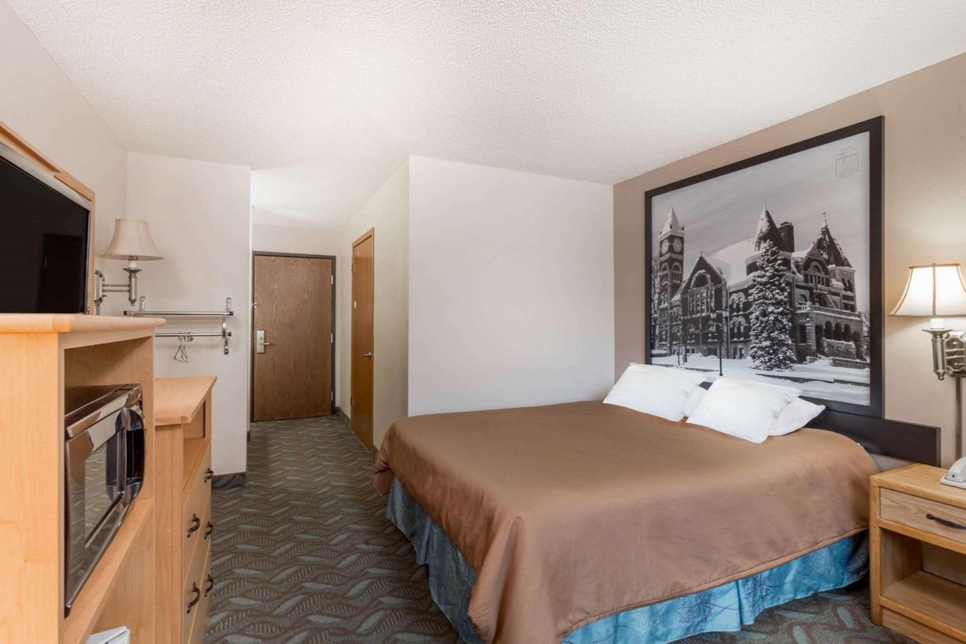 Super 8 by Wyndham Monroe WI photo 21