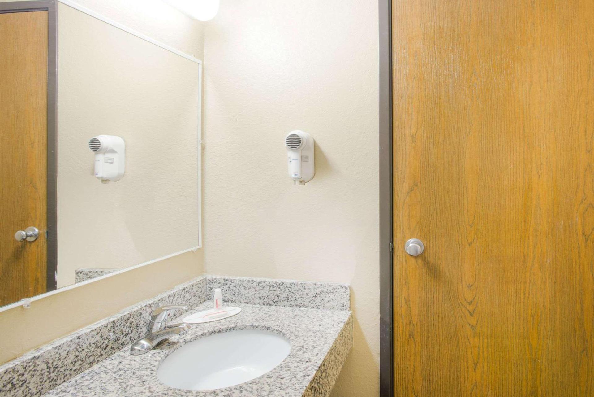 Super 8 by Wyndham Massena NY photo 13