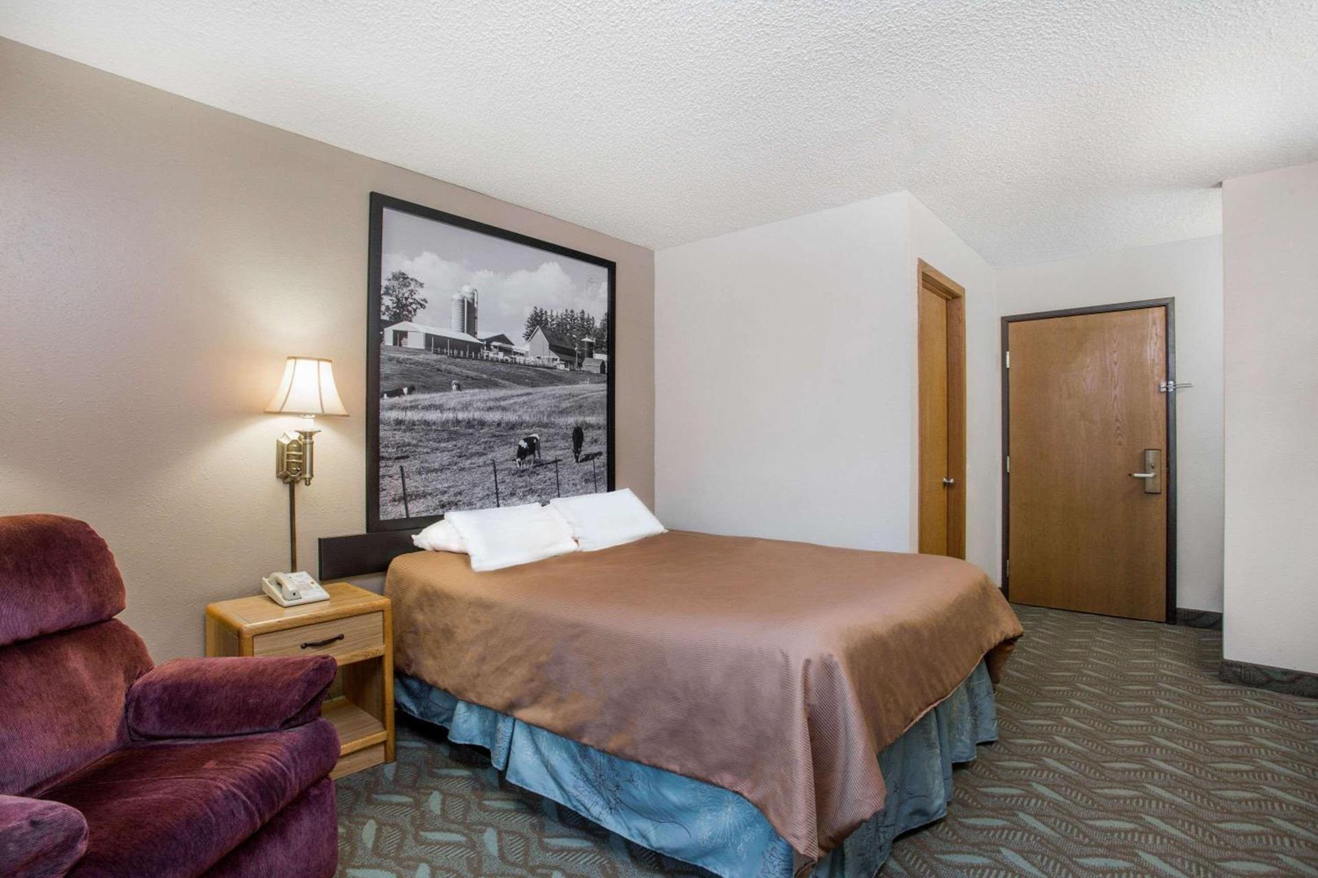 Super 8 by Wyndham Monroe WI photo 17