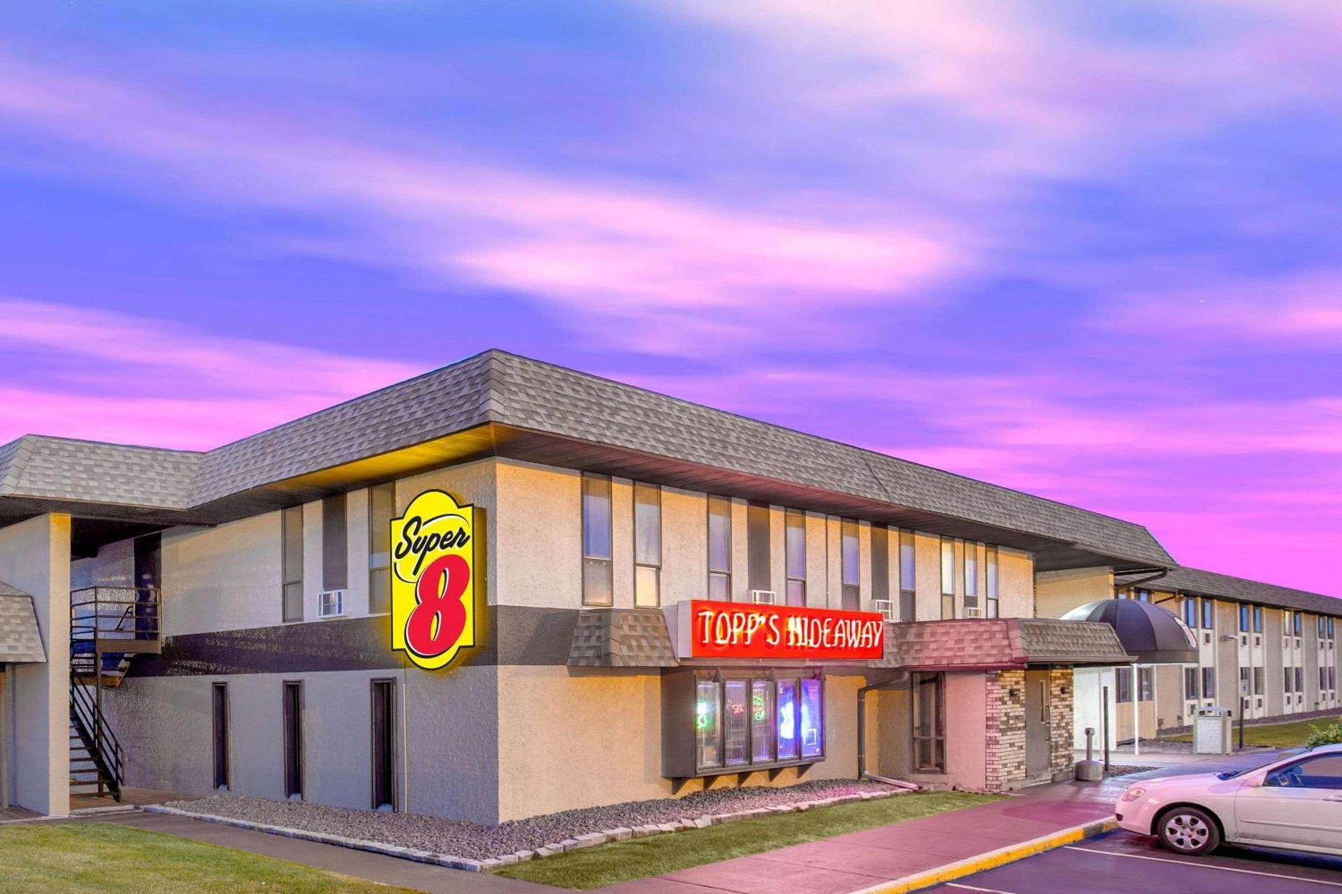 Super 8 by Wyndham Windsor/Madison North photo 1
