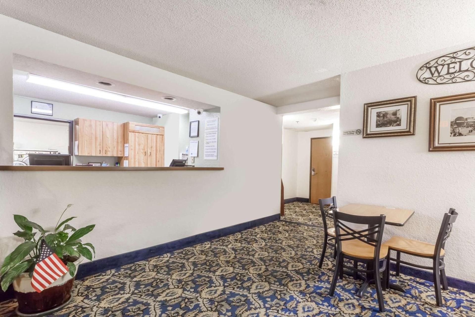 Super 8 by Wyndham Norwich photo 2