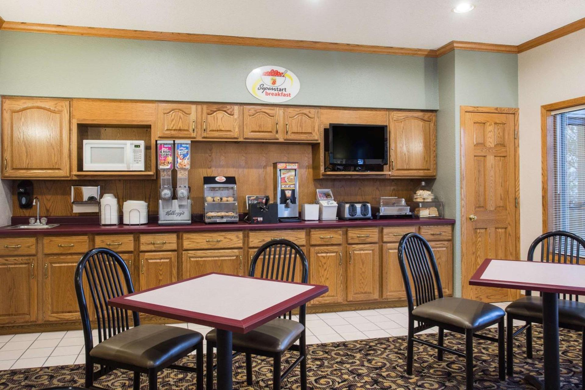 Super 8 by Wyndham Monroe WI photo 13