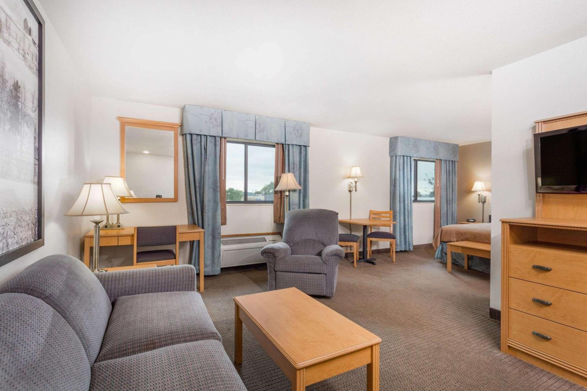 Super 8 by Wyndham Monroe WI photo 10