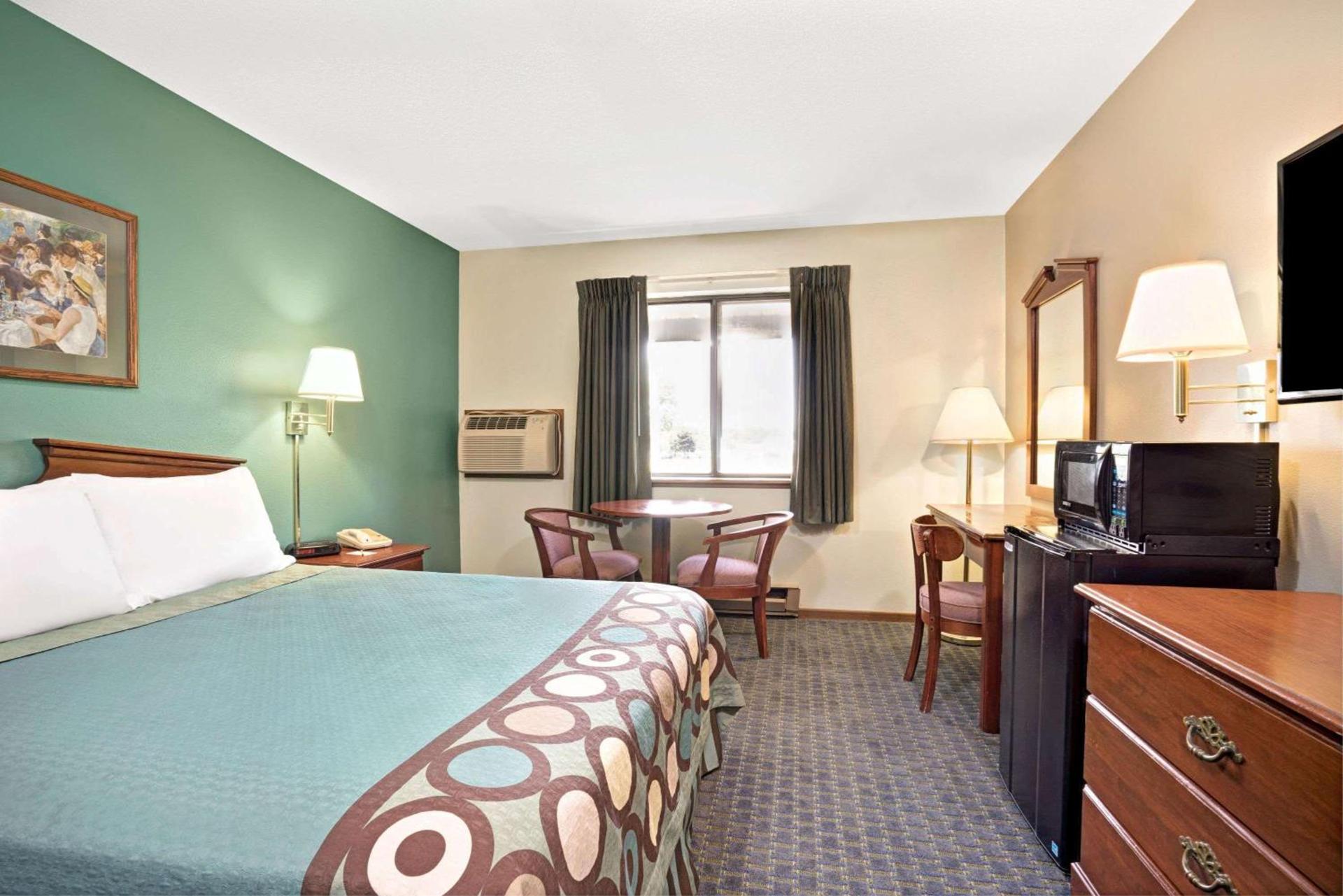 Super 8 by Wyndham Hudson photo 10