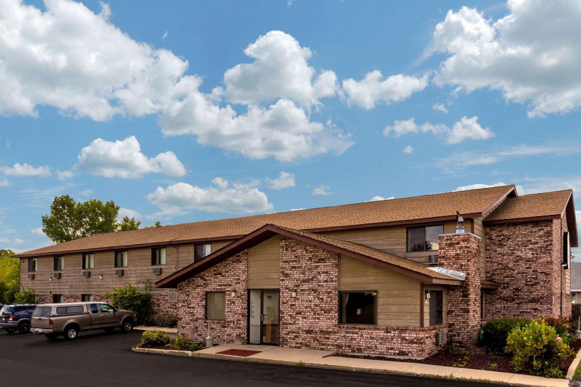 Super 8 by Wyndham Hartford WI — hotel in Hartford