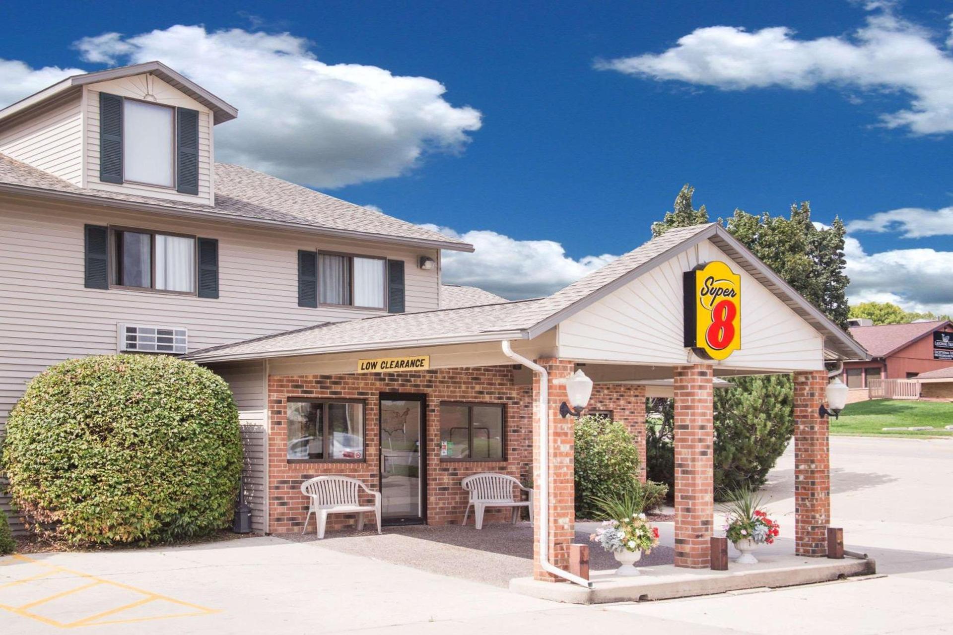 Super 8 by Wyndham Monroe WI photo 9
