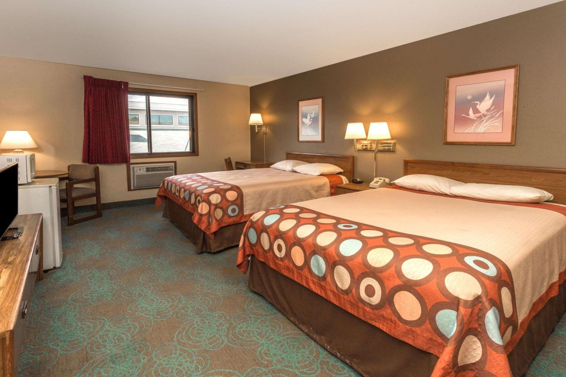 Super 8 by Wyndham Hartford WI photo 9