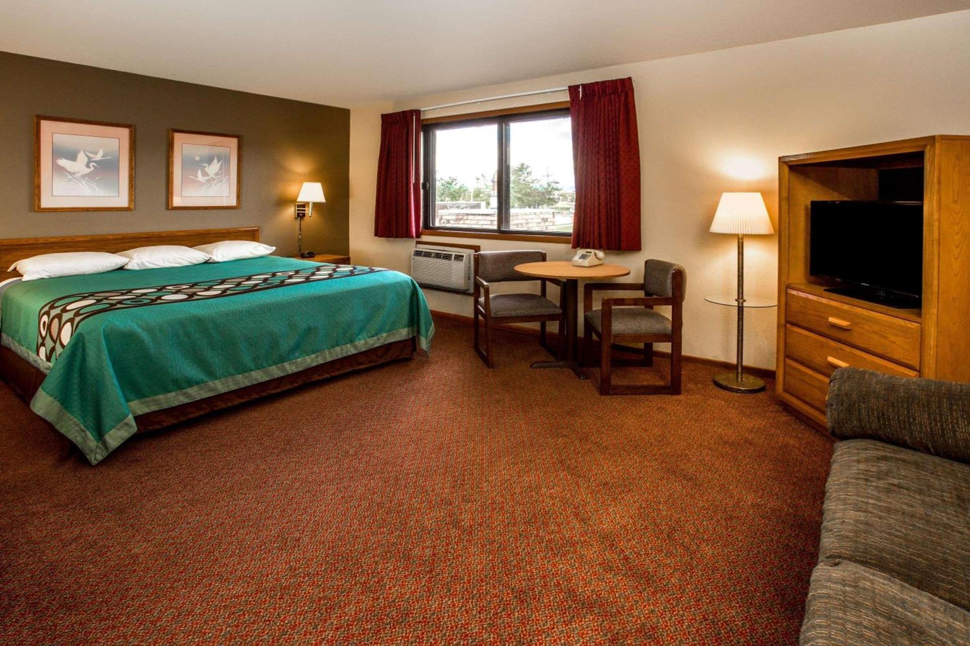 Super 8 by Wyndham Hartford WI photo 5