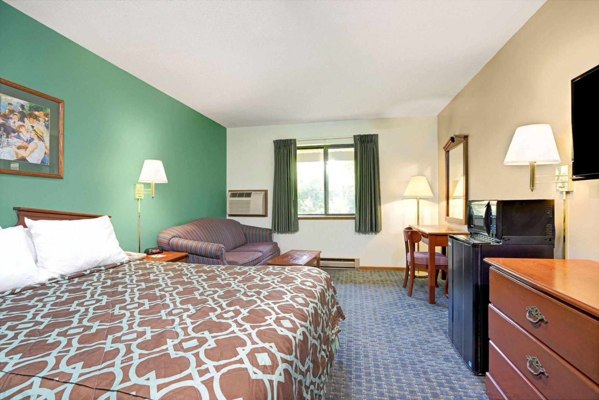Super 8 by Wyndham Hudson photo 6