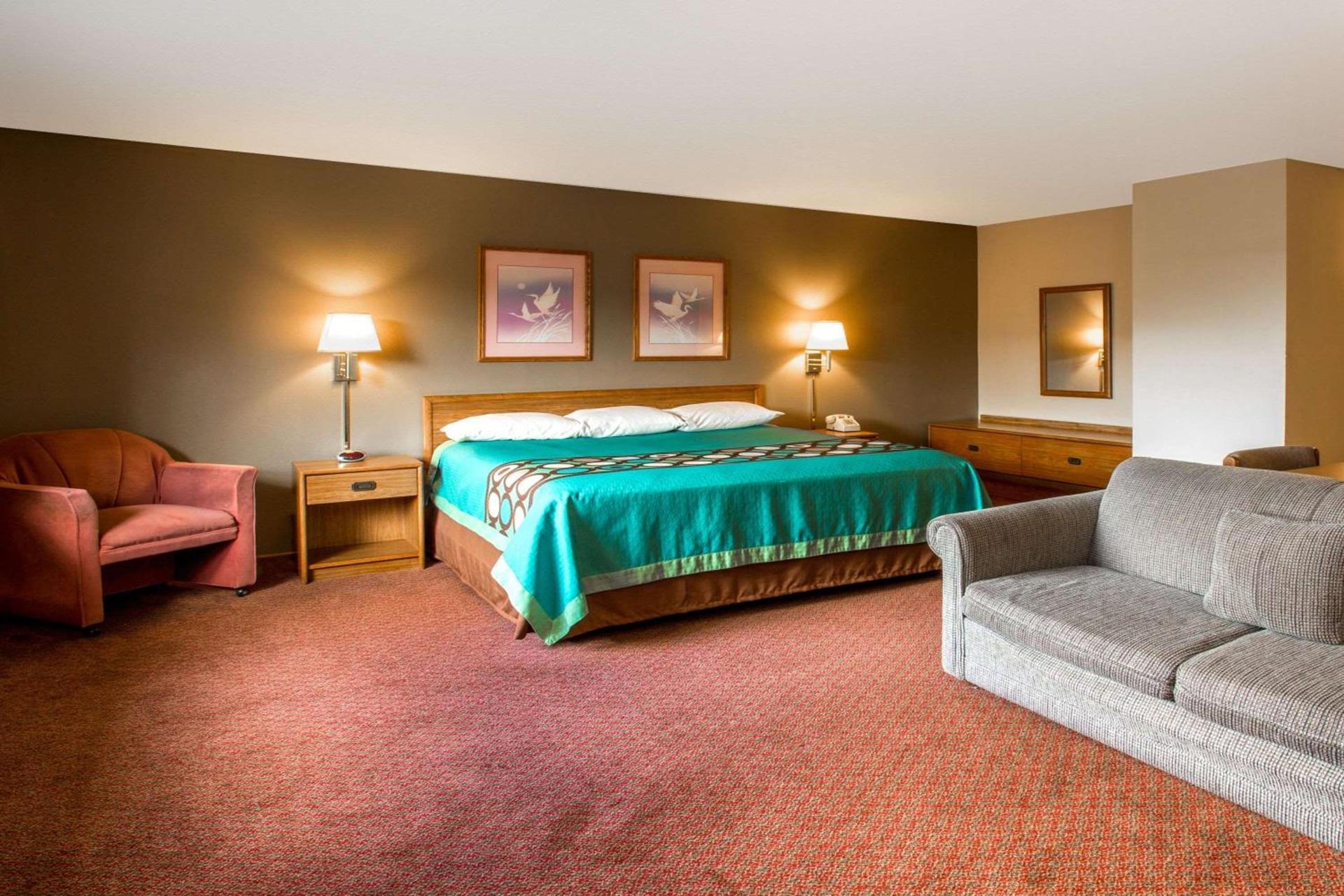 Super 8 by Wyndham Hartford WI photo 11