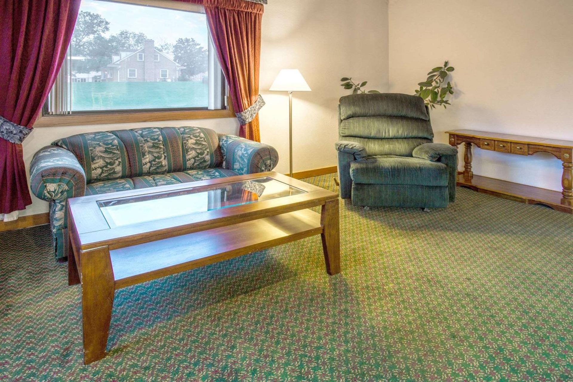 Super 8 by Wyndham Hartford WI photo 3