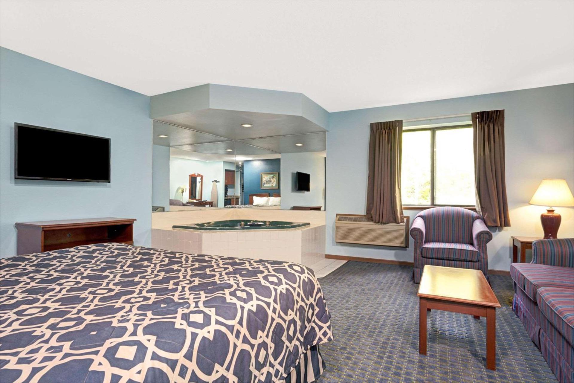Super 8 by Wyndham Hudson photo 12