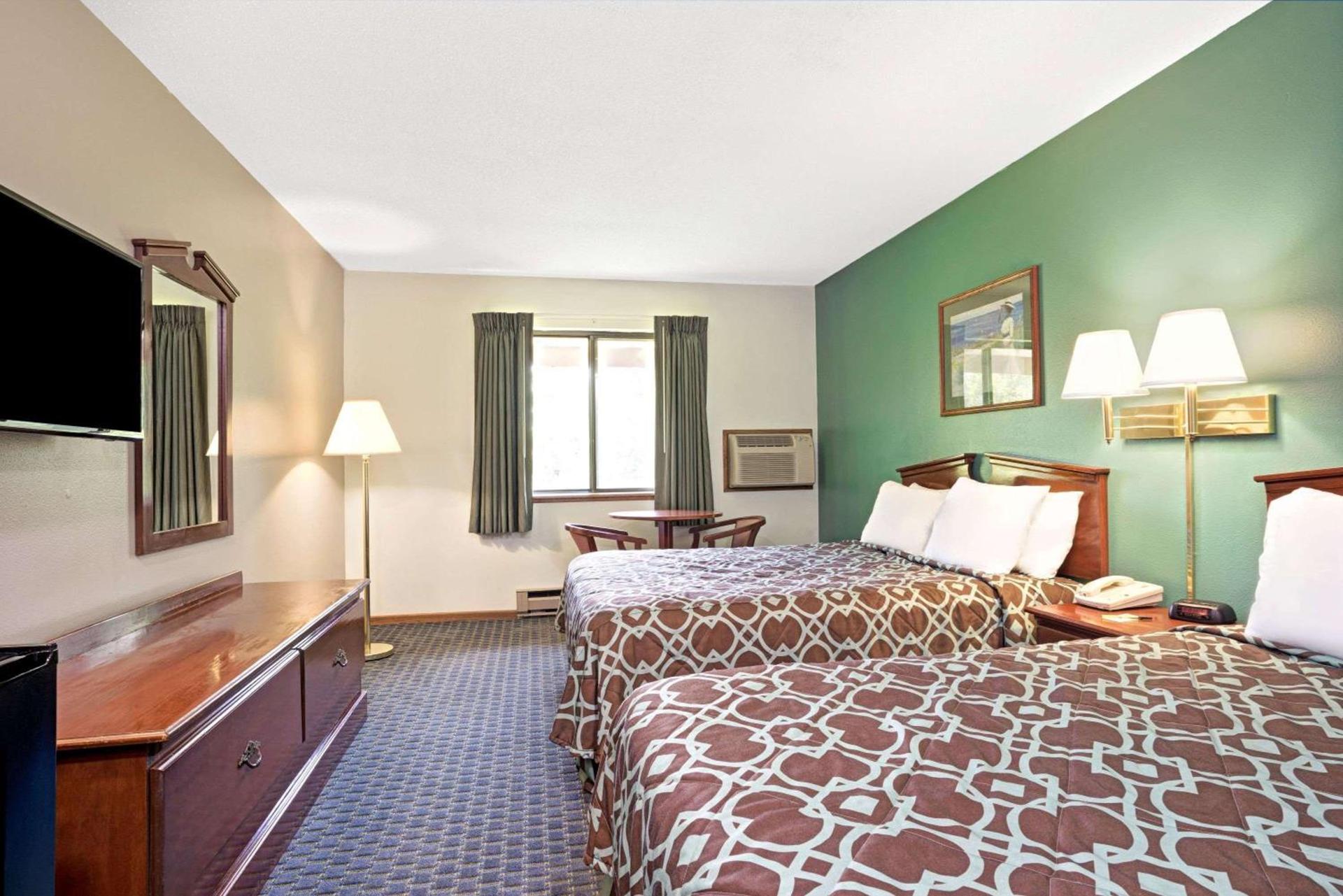 Super 8 by Wyndham Hudson photo 7