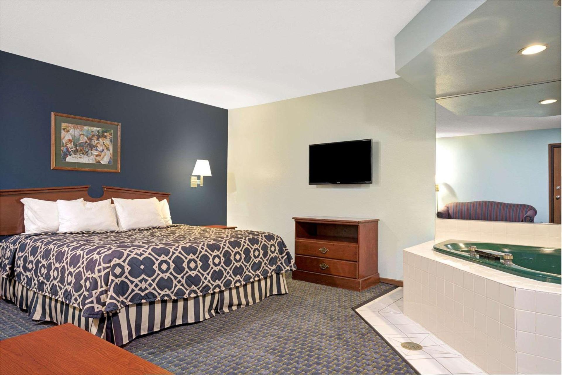 Super 8 by Wyndham Hudson photo 11