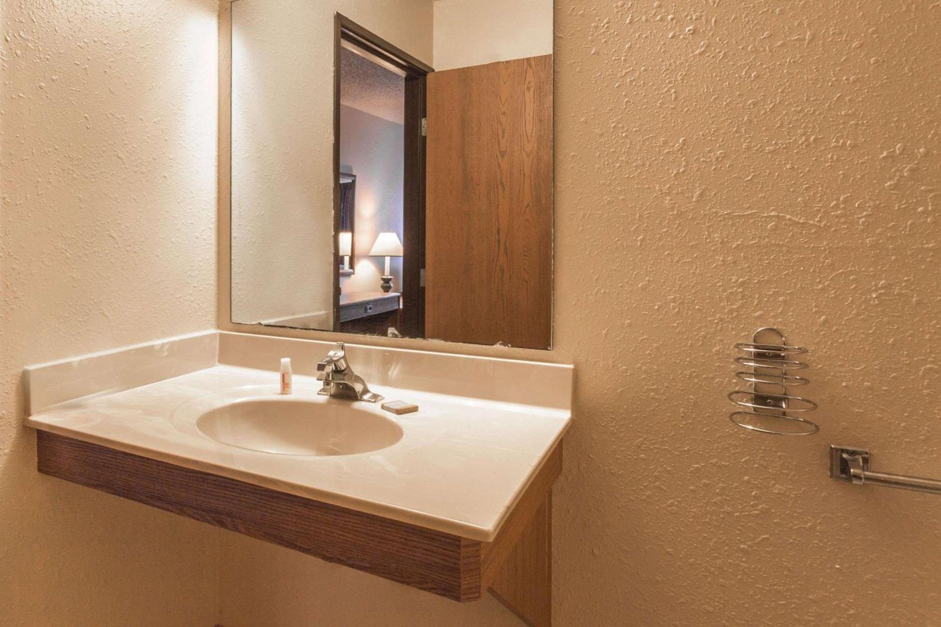Super 8 by Wyndham Hartford WI photo 10
