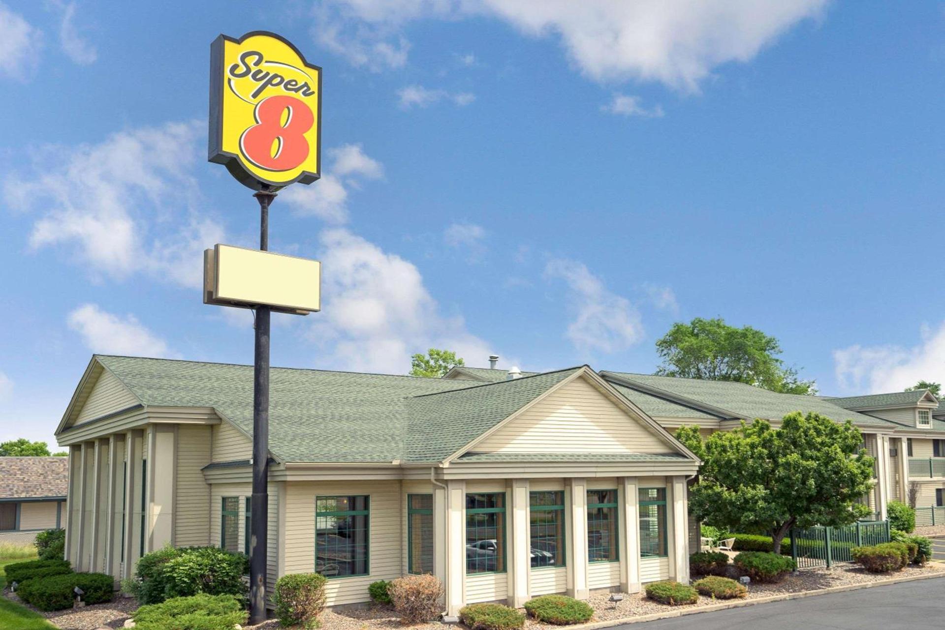 Super 8 by Wyndham Hudson photo 1