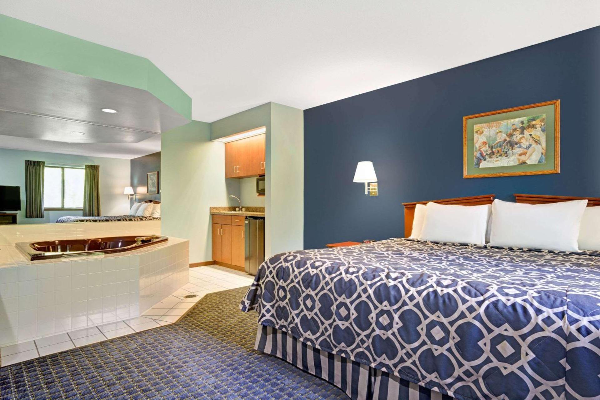 Super 8 by Wyndham Hudson photo 13