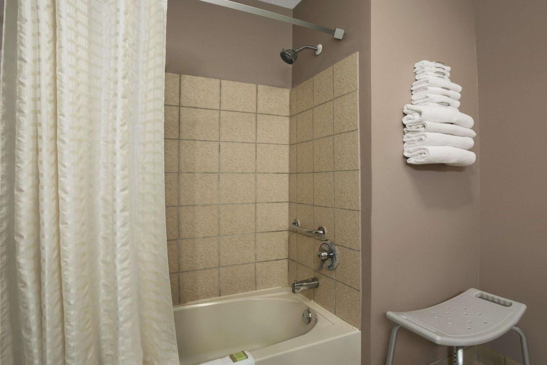 Super 8 by Wyndham New Castle photo 5