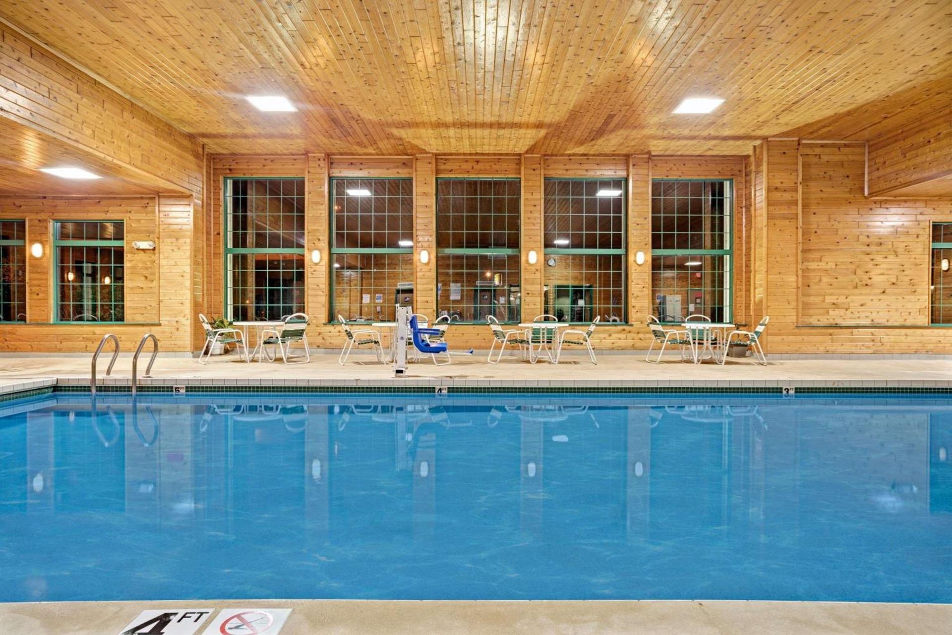 Super 8 by Wyndham Hudson photo 3