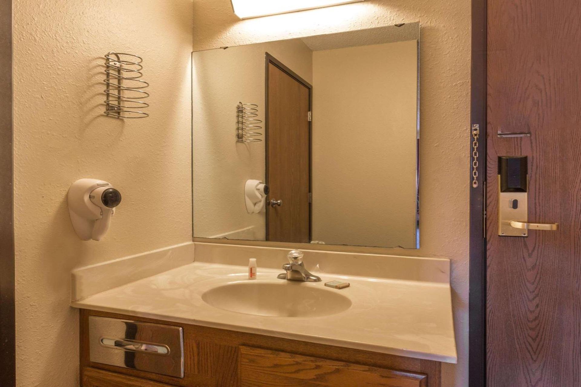 Super 8 by Wyndham Hartford WI photo 6