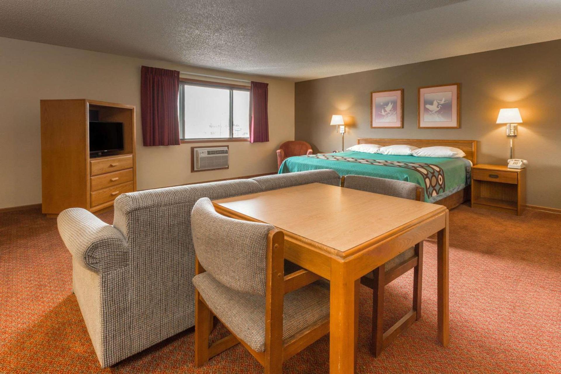 Super 8 by Wyndham Hartford WI photo 12